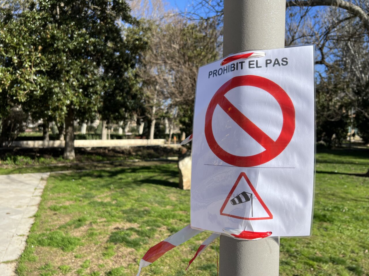 Un cartel que prohíbe el paso a los Campos Elíseos de Lleida por el fuerte viento (Roger Segura, ACN)