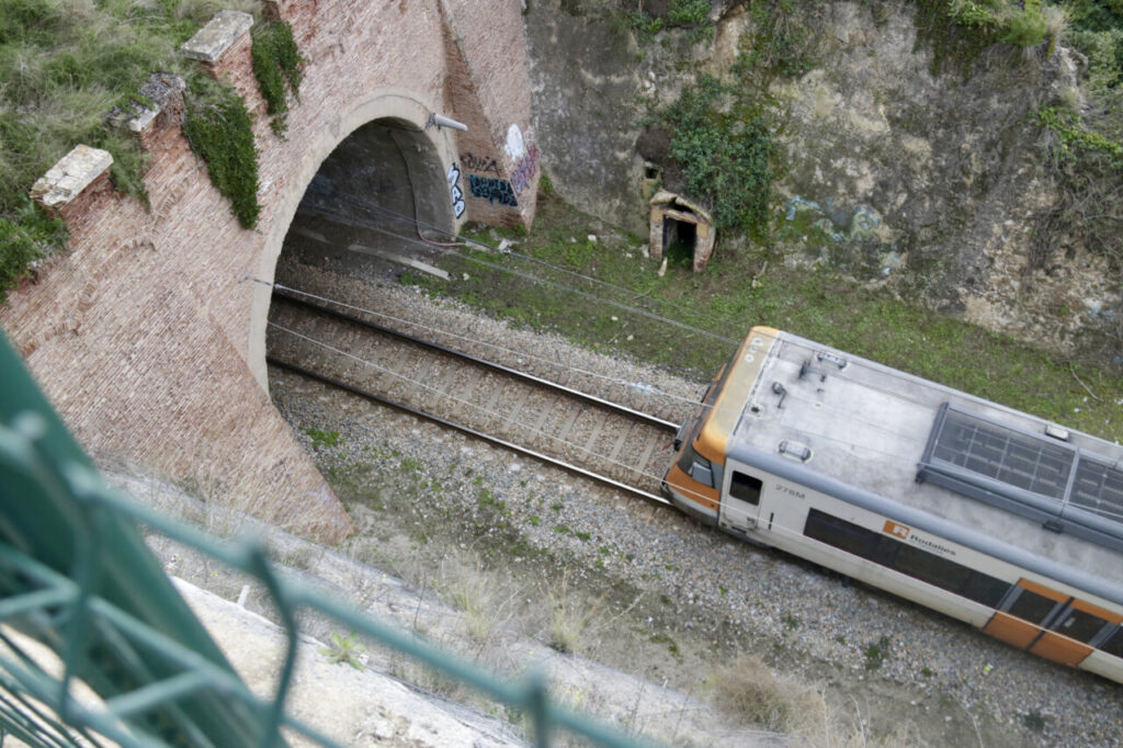 Tren de Rodalies passant per un túnel a Figueres