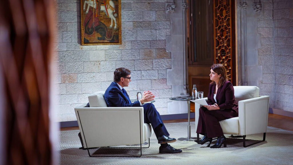 Salvador Illa durant una entrevista a TV3 al Palau de la Generalitat