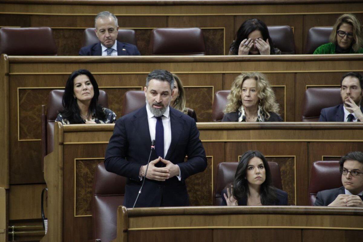Santiago Abascal parlant al parlament amb altres membres de Vox