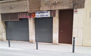 Façana del Club Empel amb cartell de 'Disponible'