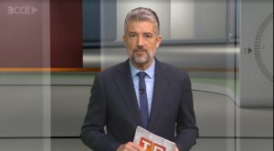 Toni Cruanyes presentant el TN vespre en un plató de televisió
