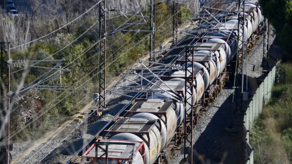Un tren de mercancías antes de entrar en el túnel de Rubí (Jordi Pujolar, ACN)