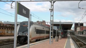 El tren regional R-15 a punt de sortir des de l'estació de Reus cap a Barcelona en la jornada de la represa del servei ferroviari (Mar Rovira, ACN)
