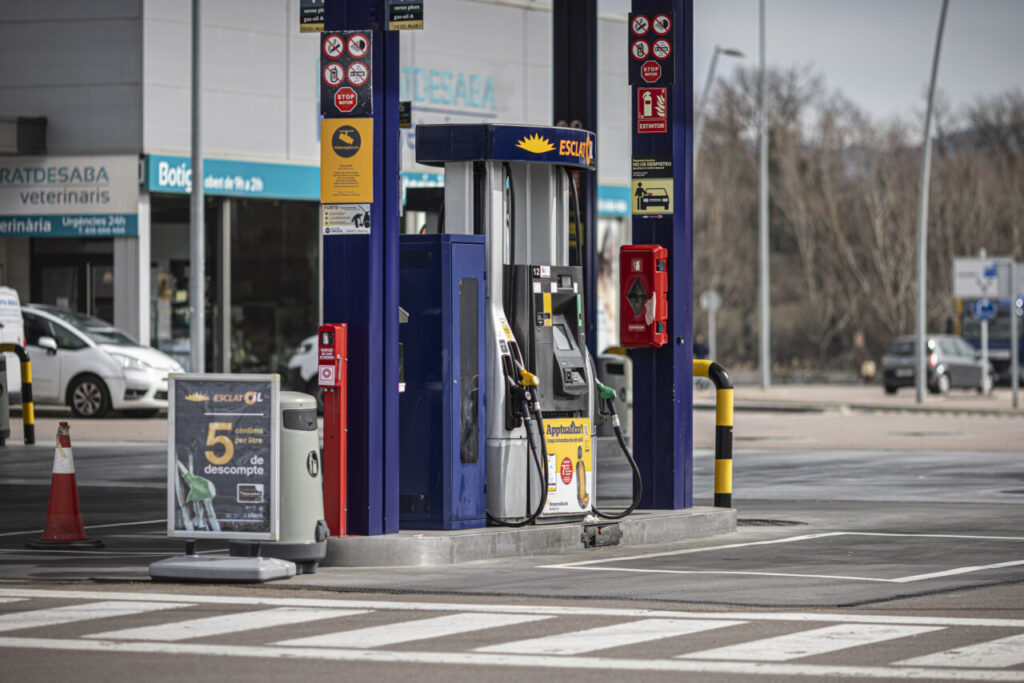 L'encariment del preu del petroli apuja la benzina (ACN)