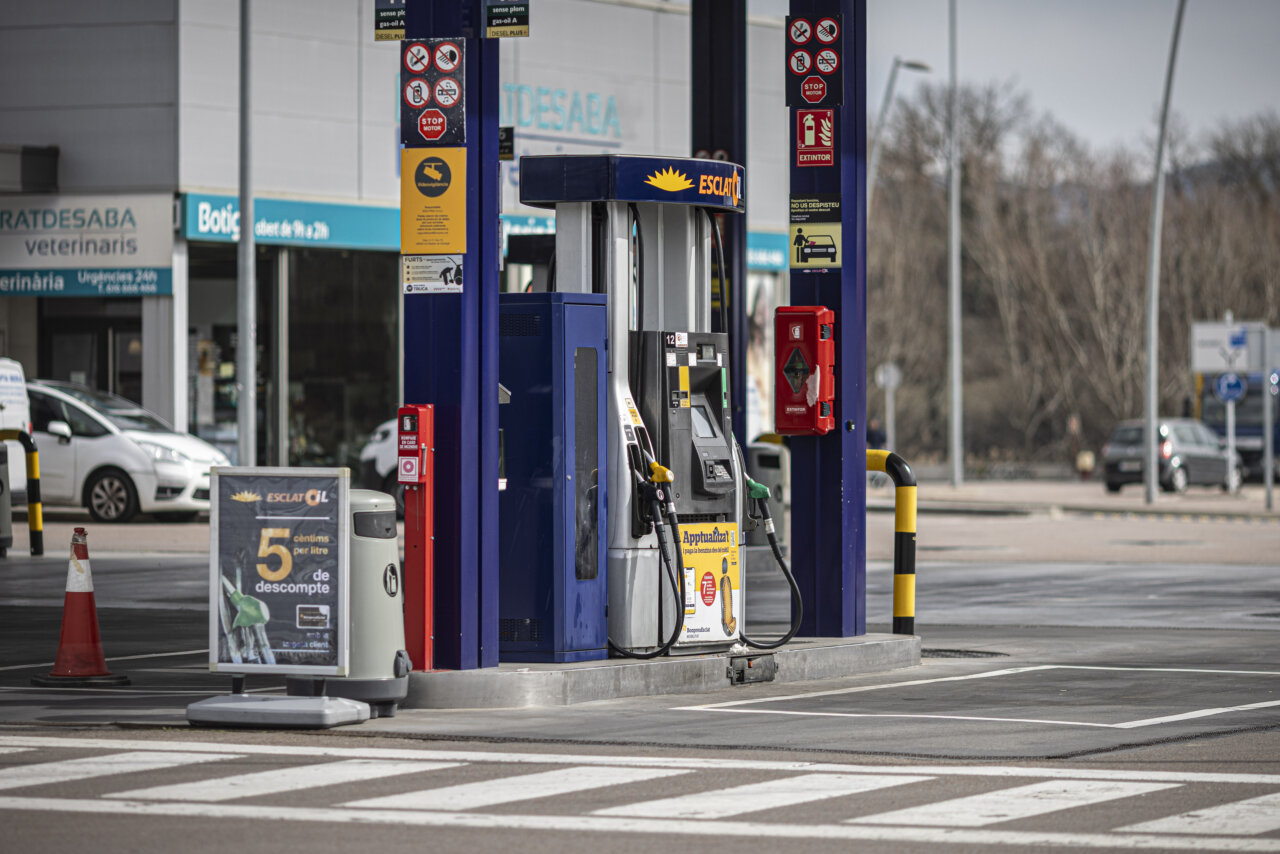 L'encariment del preu del petroli apuja la benzina (ACN)