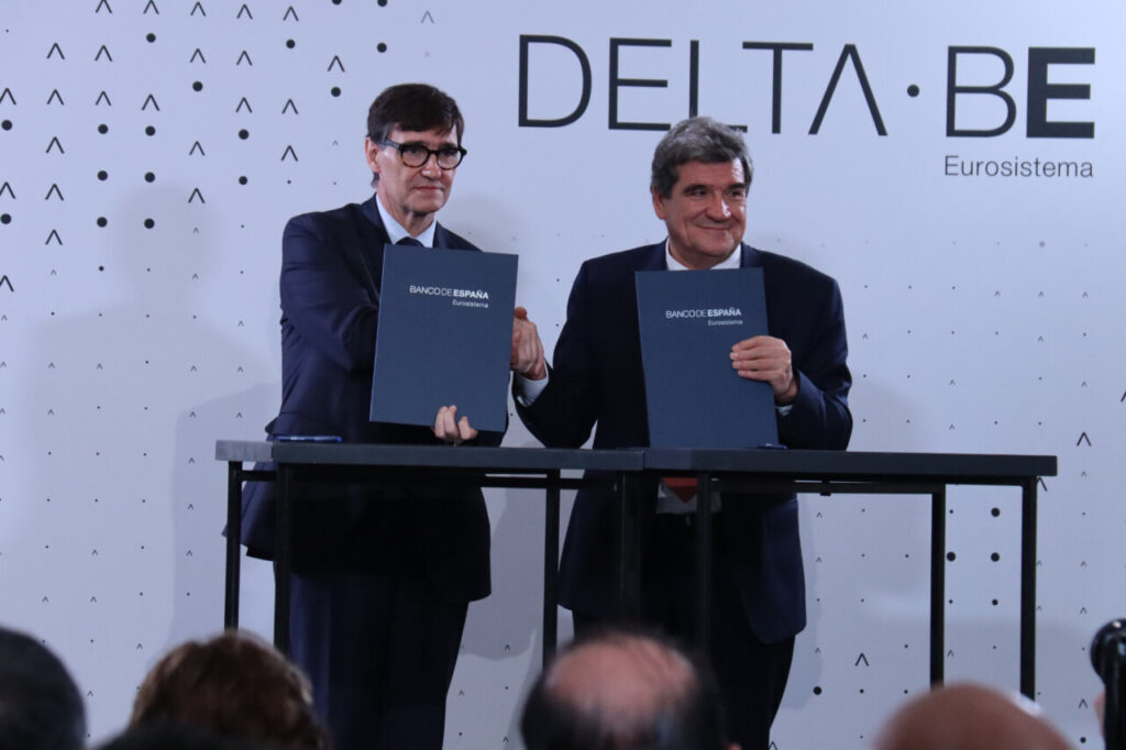 El president de la Generalitat, Salvador Illa, i el governador del Banc d'Espanya, José Luis Escrivá, han signat la compravenda. (ACN)