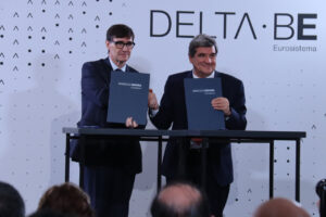 El president de la Generalitat, Salvador Illa, i el governador del Banc d'Espanya, José Luis Escrivá, han signat la compravenda. (ACN)