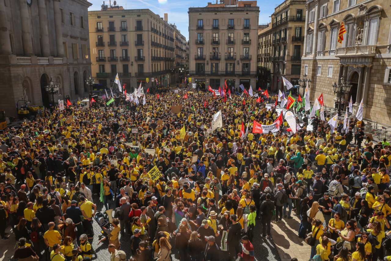 La plaza Sant Jaume de Barcelona llena durante la manifestación de docentes (ACN - Jordi Borràs)