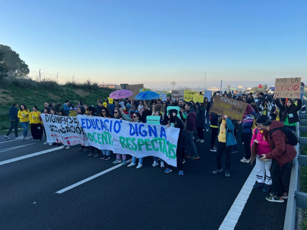 Els docents han tallat la carretera A2 a Alcarràs (ACN)