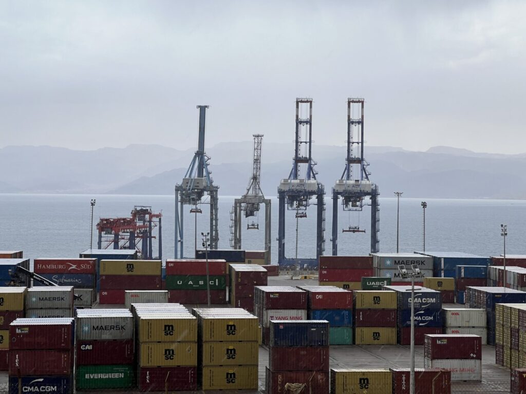 Contenidors i vaixells al port d'Aqaba (Jordània) al mar Roig.