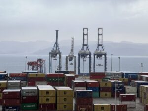 Contenidors i vaixells al port d'Aqaba (Jordània) al mar Roig.