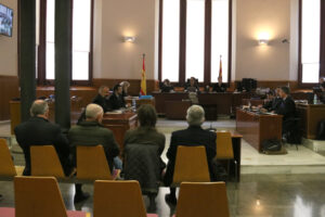 Part dels acusats de la peça 21 del cas Mercuri, asseguts al banc dels acusats. (ACN - Bernat Vilaró)