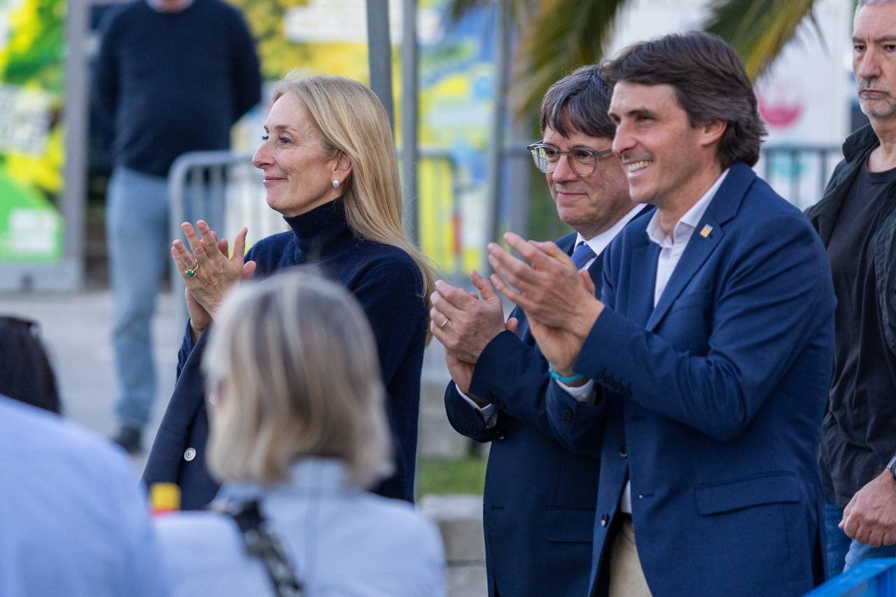 Anna Navarro, Carles Puigdemont i Salvador Vergés, durant un acte de Junts, el 2024 (Junts)
