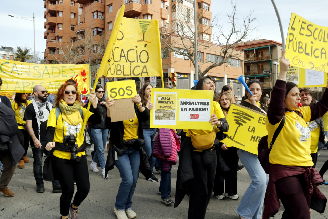 Docents mostren pancartes i fan sonar xiulets a la manifestació del professorat a Lleida (Anna Berga, ACN)