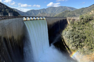 El pantà de Susqueda deixant anar aigua (Gerard Vilà, ACN)