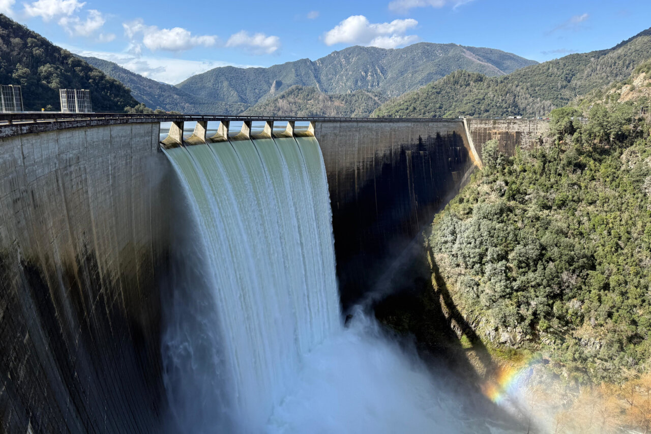 El pantano de Susqueda desembalsando agua (Gerard Vilà, ACN)