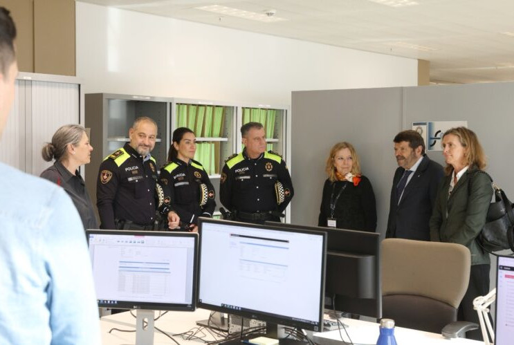 El teniente de alcalde Albert Batlle, acompañado por la fiscal jefe provincial de Barcelona, Neus Pujal, visitando la nueva unidad (ACN)