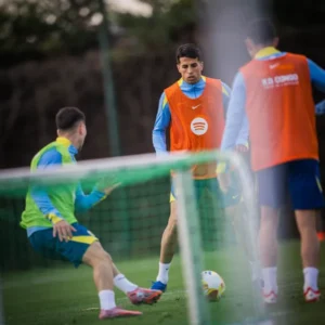 Els jugadors porten publicitat de RD Congo a les samarretes d'entrenament (FC Barcelona)