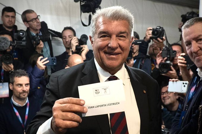 Joan-Laporta-ensenyant-el-vot-a-ell-mateix-just-abans-de-votar-se-_Defensem-el-Barça_