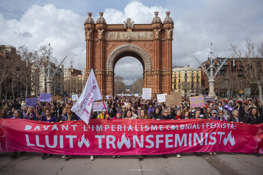 La manifestació feminista del 8-M convocada a Barcelona per l'Assemblea 8-M, a la seva arribada a l'Arc de triomf (Marc Font, ACN)