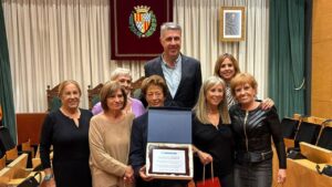 L'alcalde de Badalona, Xavier Garcia Albiol, amb les integrants del Club de Futbol Femení de Badalona (@Albiol_XG)