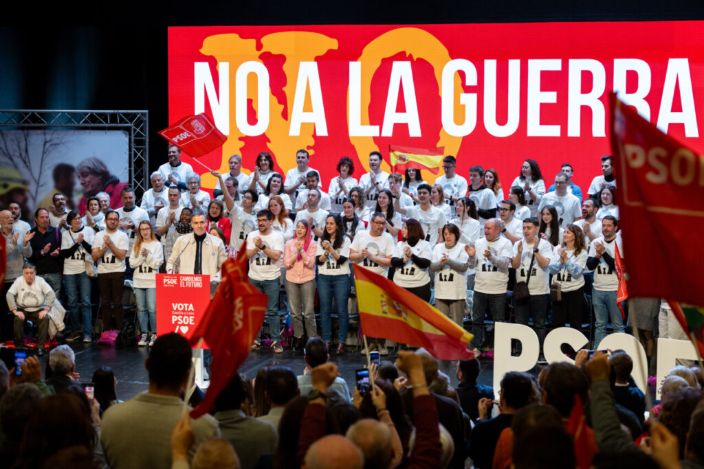Pedro Sánchez, president del Govern d'Espanya i líder del PSOE, en un míting a Sòria, amb el lema 'No a la guerra' de fons (PSOE)