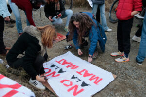 Dues dones elaboren pancartes en contra del projecte de la MAT entre l'Aragó i Catalunya en un acte celebrat a Almoster