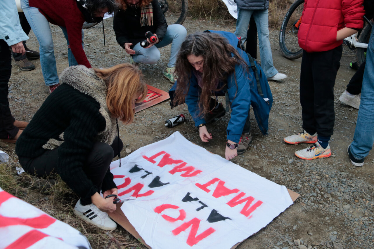 Dues dones elaboren pancartes en contra del projecte de la MAT entre l'Aragó i Catalunya en un acte celebrat a Almoster