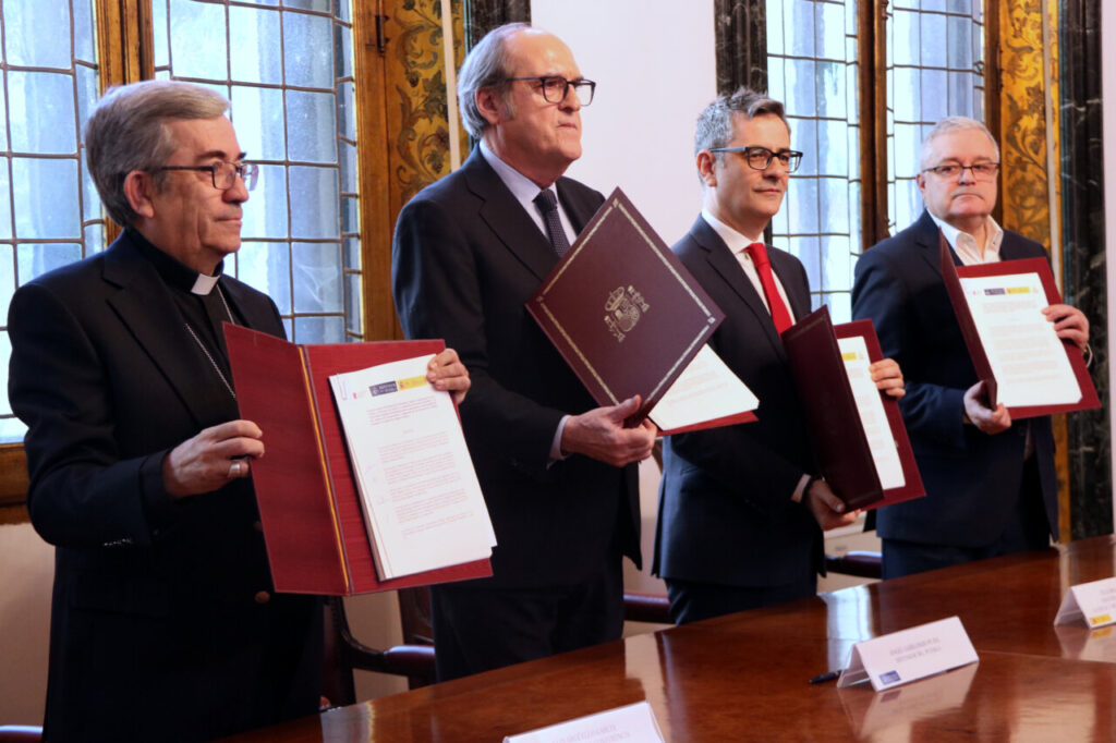 Luis Argüelles, Félix Bolaños i Ángel Gabilondo després de la firma de l'acord. (ACN)