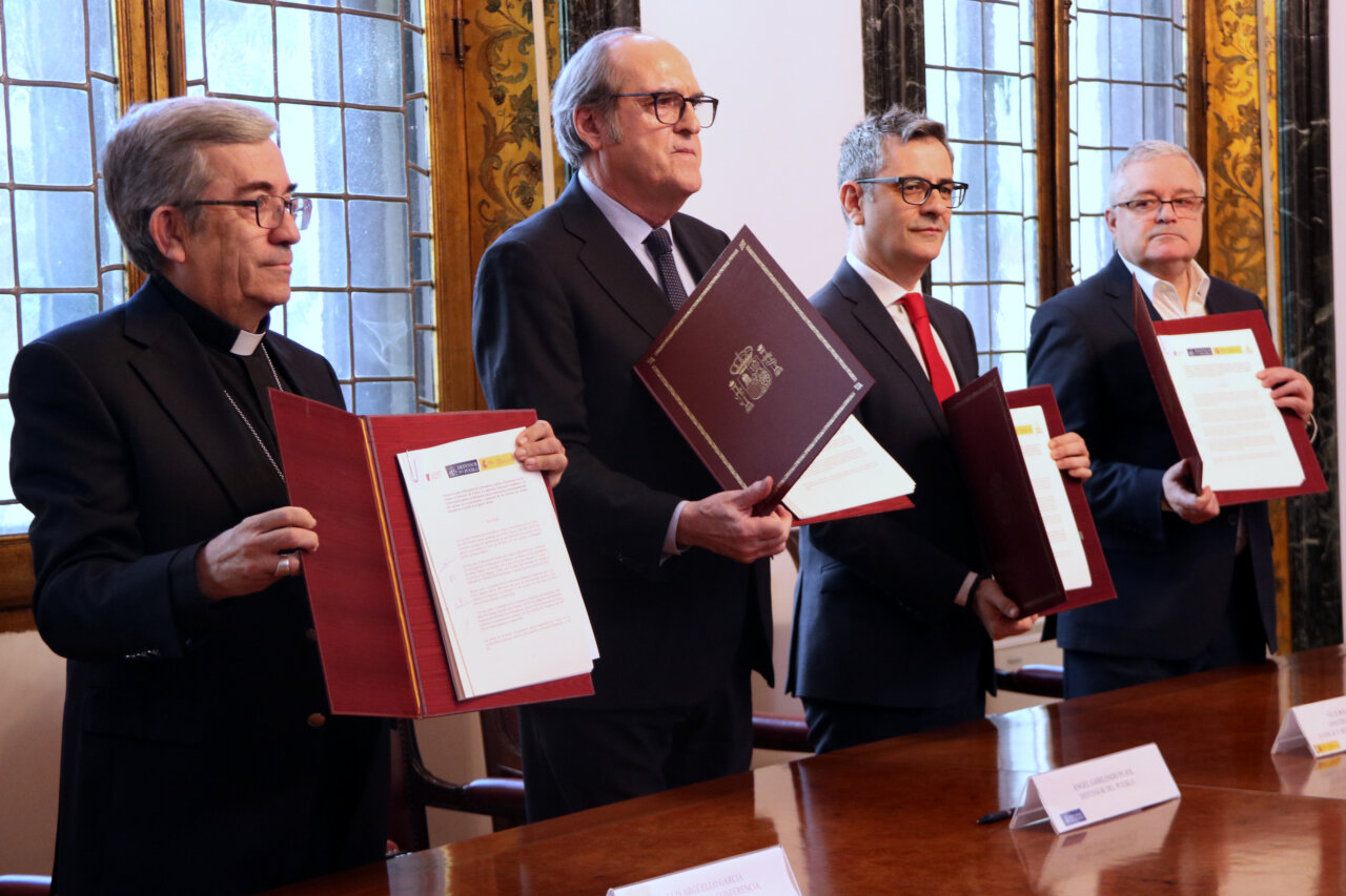 Luis Argüelles, Félix Bolaños i Ángel Gabilondo després de la firma de l'acord. (ACN)