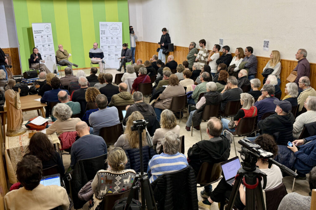 Acte de presentació de la Declaració de Badalona contra el sensellarisme amb assistents.