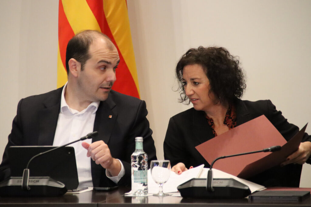 El conseller de Presidència, Albert Dalmau, i la consellera d'Economia, Alícia Romero, en la segona reunió del Govern amb els partits polítics per abordar els efectes de la guerra a l'Orient Mitjà (ACN)