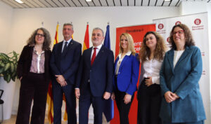 L'alcalde de Barcelona, Jaume Collboni, amb diversos representants de l'Ajuntament de Barcelona i de la Representació de Barcelona davant la UE (ACN-Marta Vidal)