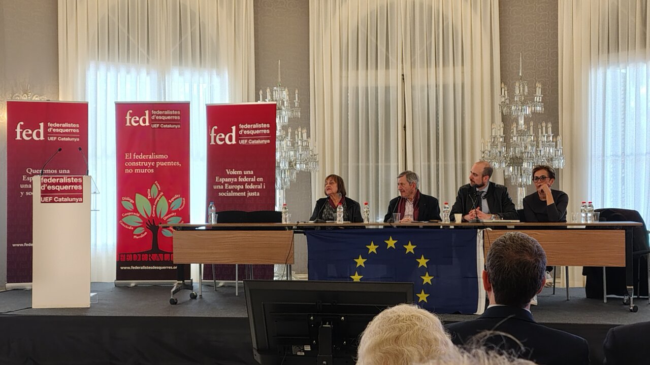 Congrés de la Unió d’Europeistes i Federalistes d’Espanya amb ponents i banderes