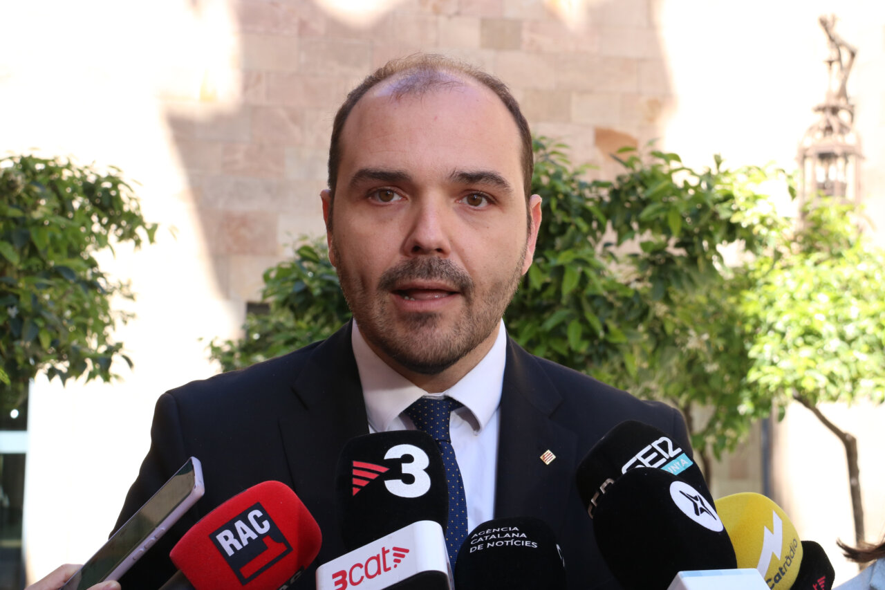 Albert Dalmau parlant amb els mitjans de comunicació sobre educació