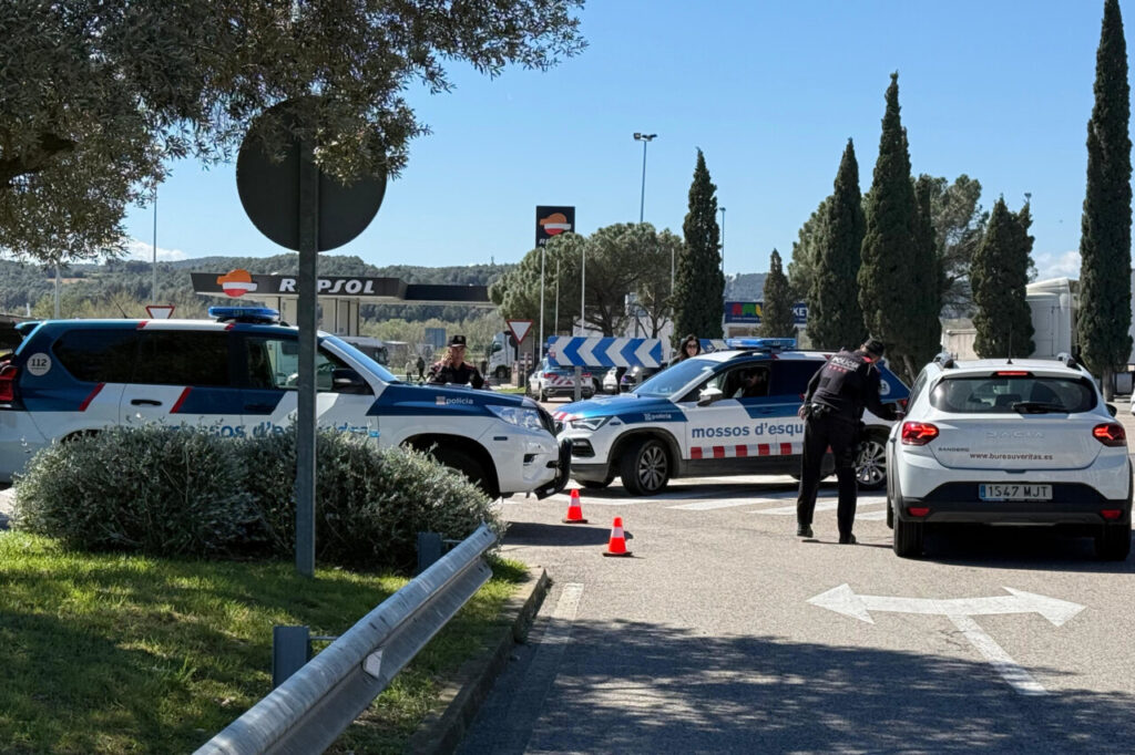 Uno de los controles en la AP‑7 en el marco del plan Kanpai Pista de los Mossos (Norma Vidal y Gerard Vilà, ACN)