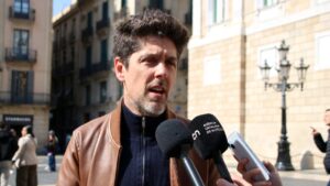 El portavoz de los Comunes en el Parlament, David Cid, atiende a los medios (Sara Soteras, ACN)
