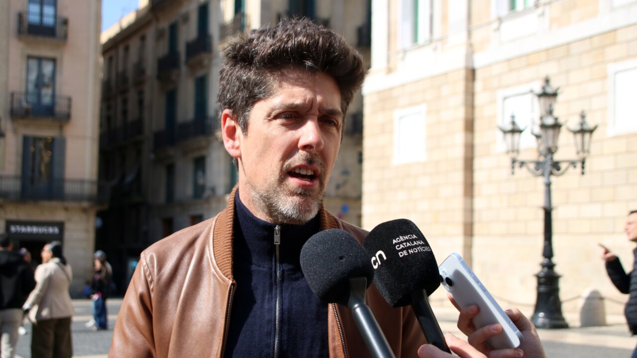 El portavoz de los Comunes en el Parlament, David Cid, atiende a los medios (Sara Soteras, ACN)