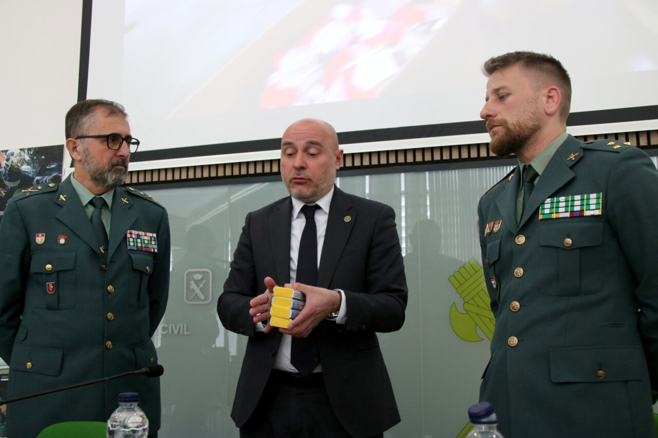 El delegat del govern espanyol a Catalunya, acompanyat del General de la Guàrdia Civil de Catalunya, Pedro Antonio Pizarro de Medina, i capità de Policia Judicial de la Comandància de la Guàrdia Civil de Girona, Daniel Gómez Moreno, han presentat l'operatiu. (ACN)