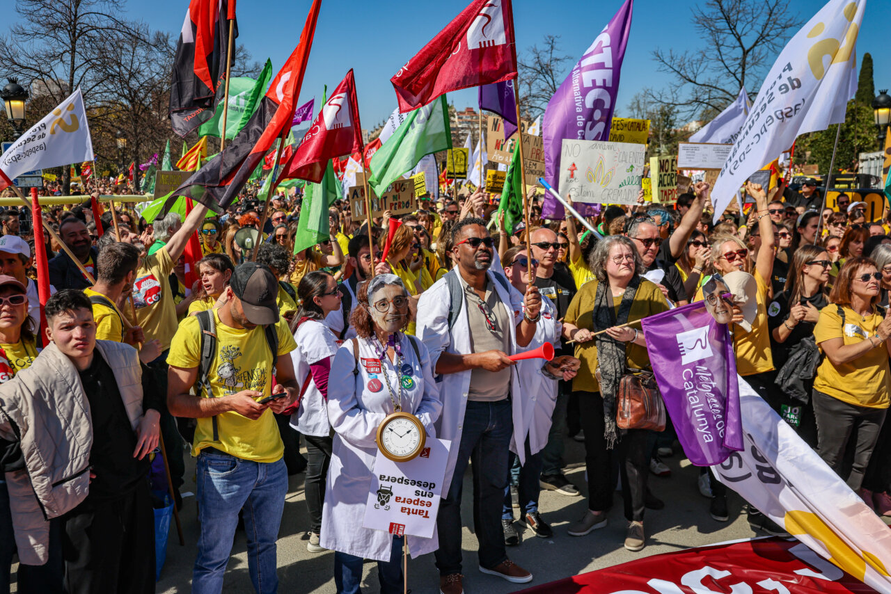 Docents i metges a les portes del Parlament (Jordi Borràs, ACN)