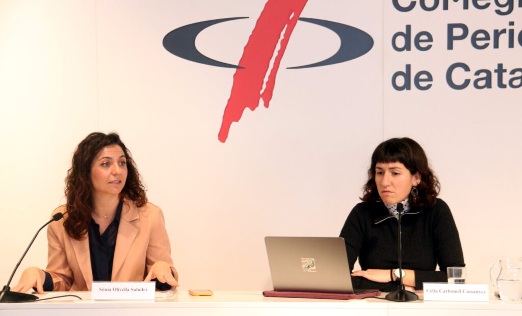 Sònia Olivella i Cèlia Carbonell, d'Irídia, durant la roda de premsa sobre Pegasus. (ACN)