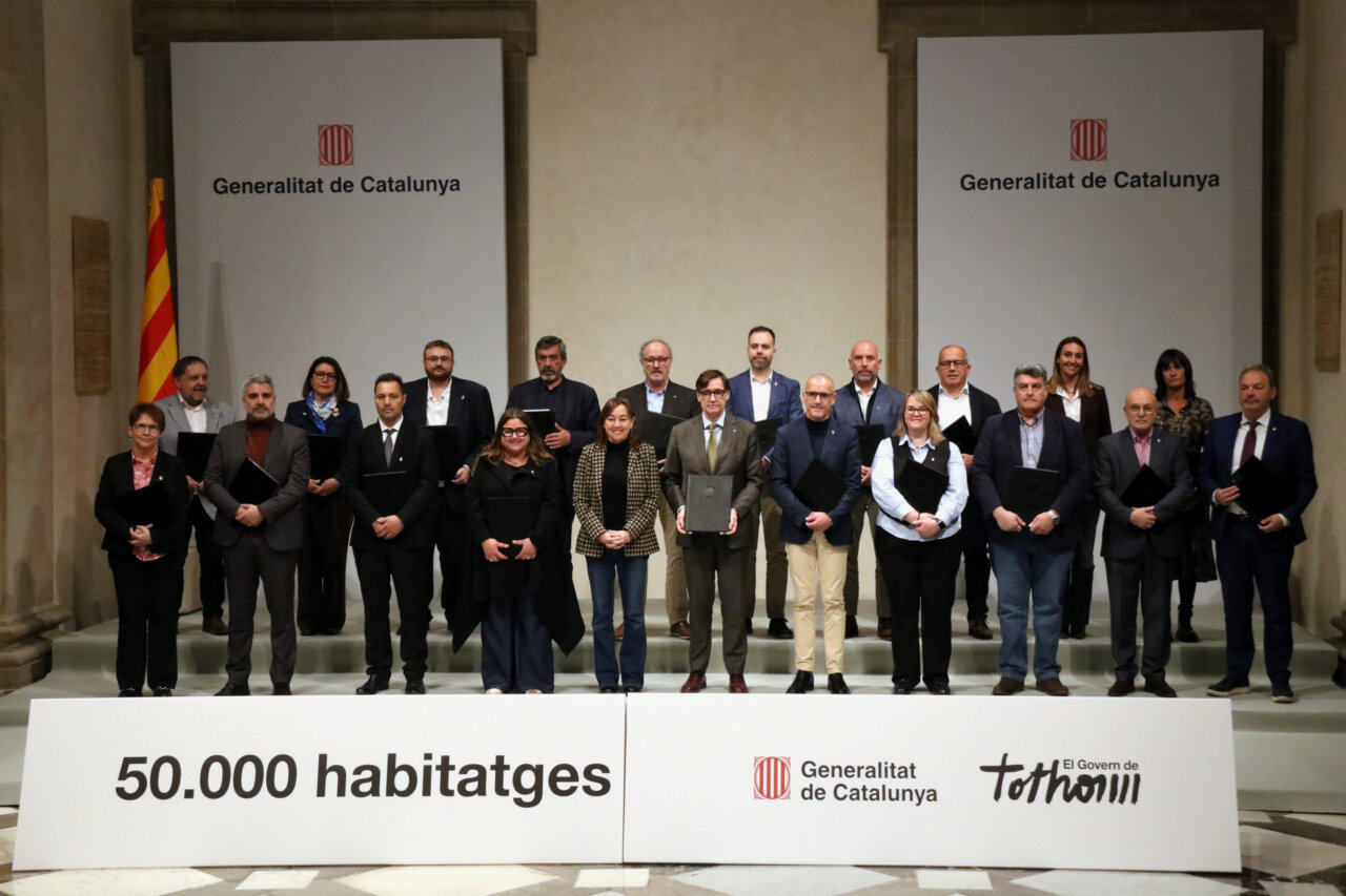 Representants del Govern català presentant un nou projecte d'habitatges públics