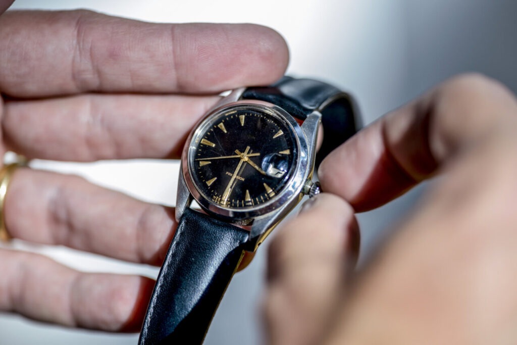 Un hombre cambia la hora del reloj (Mathieu Cugnot, Parlamento Europeo)