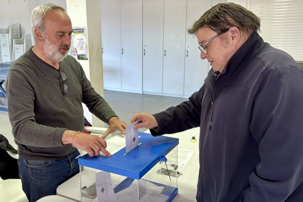Una home vota a la Nou de Berguedà durant la jornada de consulta per la instal·lació d'una central hidroelèctrica reversible a l'embassament de la Baells (Albert Segura, ACN)