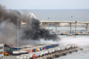 El incendio de tres contenedores de mercancías en el Puerto de Barcelona (Bernat Vilaró, ACN)