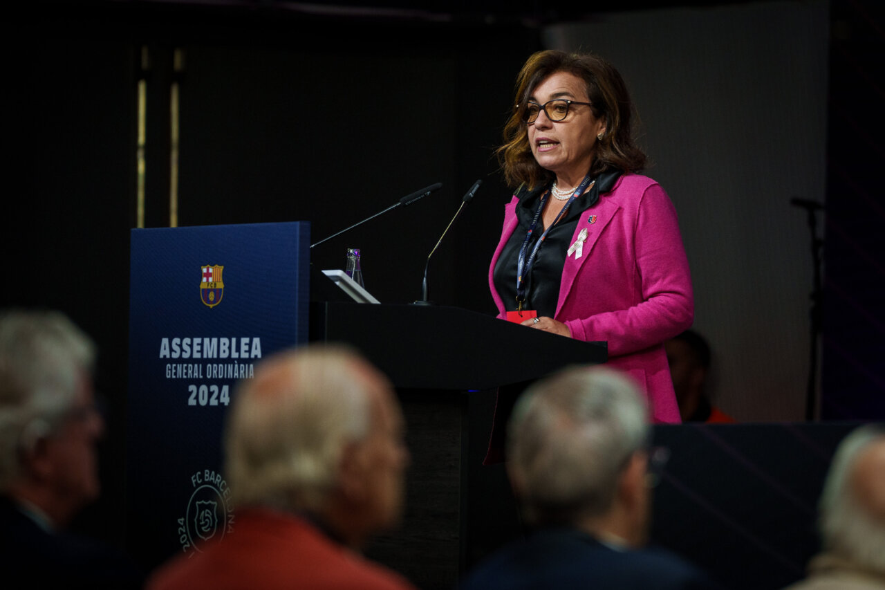 Carme Hortalà parlant a l'assemblea del FC Barcelona