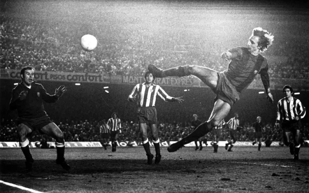 Johan Cruyff marcant un gol icònic amb el Barça en un partit històric.