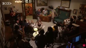 Lluís Llach al plató de La Renaixença amb públic rient i aplaudint.