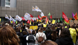 Concentración de docentes en la plaza Pompeu Fabra de Girona (ACN - Berta Artigas)